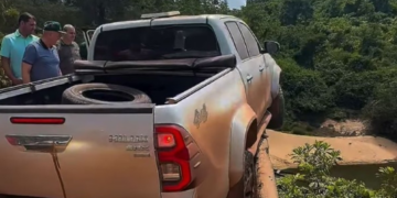 Caminhonete com equipe do vice-governador fica pendurada em ponte no interior de MT