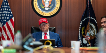 É #FAKE foto de apoiador de Trump usando camiseta com mensagem 'Eu não ligo se é pedófilo'; imagem foi manipulada por IA