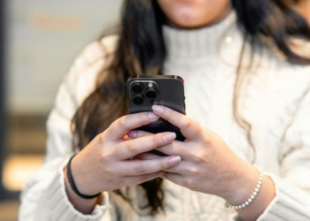 ONU alerta: violência digital alimenta nova onda de abuso contra mulheres e meninas