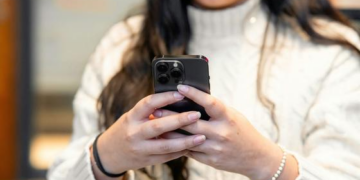 ONU alerta: violência digital alimenta nova onda de abuso contra mulheres e meninas