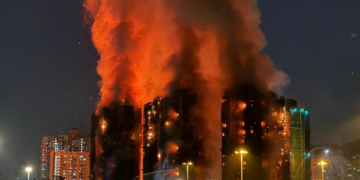 Incêndio em arranha-céus de Hong Kong: veja FOTOS e VÍDEOS