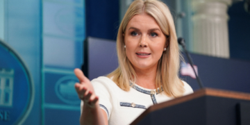 Brasileira que é mãe do sobrinho da secretária de imprensa de Trump é detida pelo ICE nos EUA