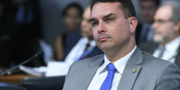 Medo de envenenamento: Flávio diz que Bolsonaro não aceita refeições da PF