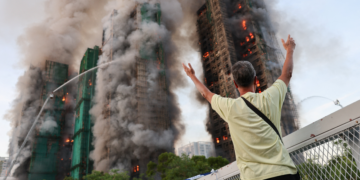 Sobe para 55 o número de mortos em incêndio em complexo de arranha-céus em Hong Kong