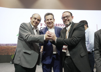 Ao lado de presidente da Aprofir, governador confirma Prodeic para dezembro