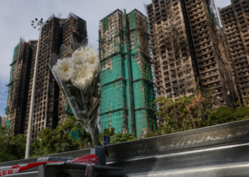 Fogo em Hong Kong começou em telas, se espalhou por andaimes de bambu e alarmes de incêndio tinham defeito, diz governo