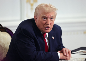 Trump diz para companhias considerarem espaço aéreo da Venezuela fechado