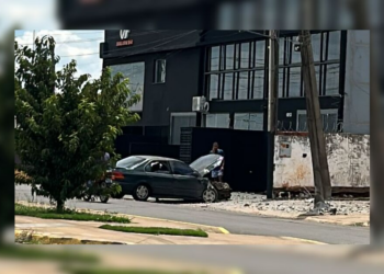 Motorista perde controle, bate e quase derruba poste em Apucarana