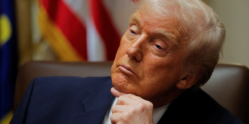 É #FAKE que vídeo mostre Trump exibindo foto ao lado de Jair Bolsonaro; quem aparece na imagem real é Vladimir Putin