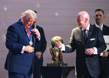 Sob influência de Trump, Fifa cria 'prêmio da paz' e o entrega a presidente dos EUA