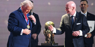 Sob influência de Trump, Fifa cria 'prêmio da paz' e o entrega a presidente dos EUA