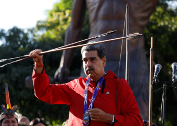 É #FAKE que vídeo mostre 'sirene de guerra' tocando em Caracas, na Venezuela; cena ocorreu em 2022