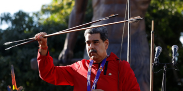 É #FAKE que vídeo mostre 'sirene de guerra' tocando em Caracas, na Venezuela; cena ocorreu em 2022