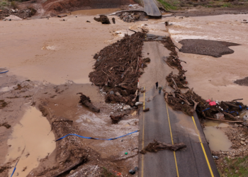 Tempestade provoca enchentes e deixa vila praticamente submersa na Grécia