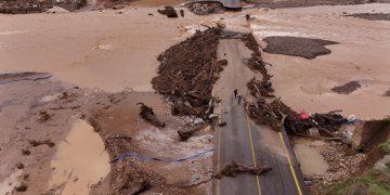Tempestade provoca enchentes e deixa vila praticamente submersa na Grécia