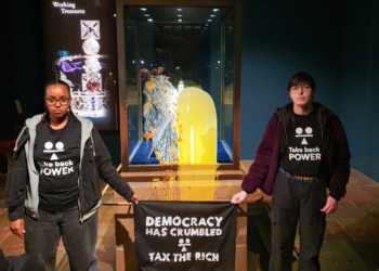 VÍDEO: Quatro manifestantes são presos após jogarem bolo e creme inglês em vitrine de joias da coroa em Londres