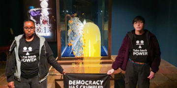 VÍDEO: Quatro manifestantes são presos após jogarem bolo e creme inglês em vitrine de joias da coroa em Londres