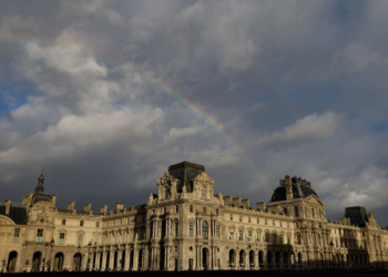 Centenas de livros da coleção do Museu do Louvre sofrem danos após vazamento de água