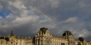Centenas de livros da coleção do Museu do Louvre sofrem danos após vazamento de água