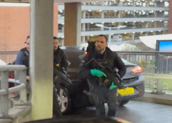 Homem é preso por ataque com spray de pimenta no aeroporto de Heathrow, em Londres; serviços de transporte são afetados