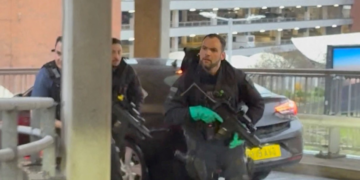 Homem é preso por ataque com spray de pimenta no aeroporto de Heathrow, em Londres; serviços de transporte são afetados