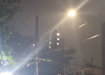 Chuva deixa quase 100 mil imóveis sem energia em SP