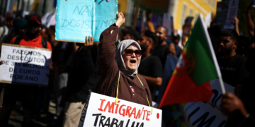 Brasileiros foram mais da metade dos imigrantes deportados em Portugal nos dois últimos anos, diz jornal