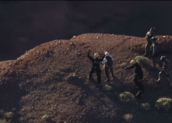 VÍDEO mostra resgate de alpinista que ficou preso durante a noite em montanha nos EUA