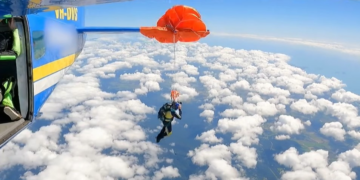 VÍDEO: Paraquedista fica preso em asa de avião na Austrália após ativar paraquedas acidentalmente