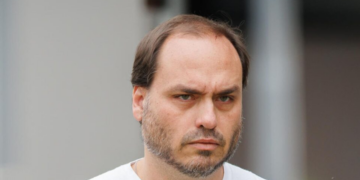 “P*tinha do sistema”: como Carlos Bolsonaro sabota o bolsonarismo