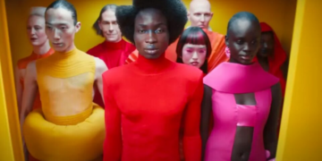 Um ano depois da guinada woke, Jaguar paga o preço por tentar ser tudo — menos ela mesma