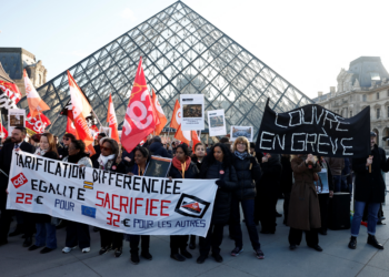 Trabalhadores do Louvre entram em greve e museu mais visitado do mundo não abre nesta segunda