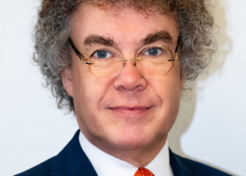 Deputado alemão de extrema direita é denunciado por fazer saudação nazista no Parlamento