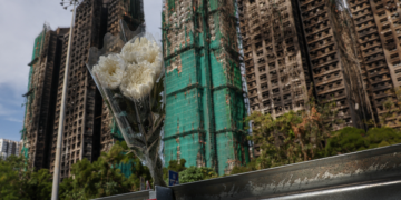 Fogo em Hong Kong: bombeiros encontram corpos em escadas; prefeitura disse a moradores em 2024 que risco de incêndio era baixo