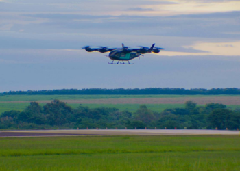 Carro voador da Embraer faz primeiro voo em SP e dá passo inicial pela certificação