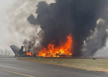 Avião cai e explode em aeroporto nos EUA; 7 morrem, incluindo ex-piloto da Nascar; veja vídeo