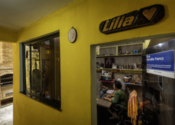 Lilia Guerra escreve em 'seu cafofo' sabendo que vai ser interrompida o tempo todo