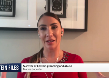 Brasileira abusada por Epstein critica censura em fotos e documentos dos arquivos liberados pelo governo Trump: 'Tapa na cara'