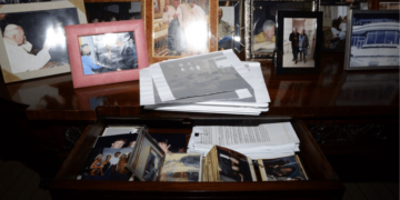 Pelo menos 16 imagens somem de página do governo Trump com documentos sobre caso Epstein