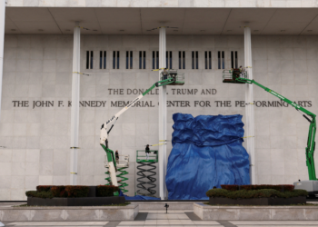 Trump põe o próprio nome no Kennedy Center sem aval do Congresso e deixa democratas e historiadores indignados