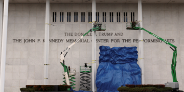 Trump põe o próprio nome no Kennedy Center sem aval do Congresso e deixa democratas e historiadores indignados