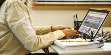 Não é sobre ser mulher, é sobre ter filhos: estudo revela impacto da maternidade na renda