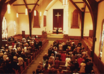 Mais britânicos vão à igreja neste Natal, e são os jovens que lideram a retomada