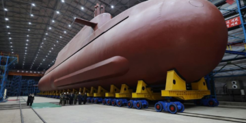 Coreia do Norte testa novo míssil, e Kim Jong Un exibe submarino em construção