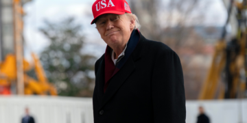 É #FAKE que homem gritou 'Allahu Akbar' durante confusão em comício de Trump; trata-se de montagem