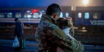 O 'trem do amor', no qual ucranianas visitam seus maridos que lutam contra a Rússia