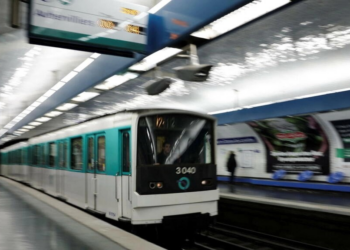 Homem esfaqueia três mulheres no metrô de Paris