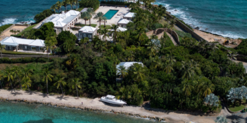 Deputados dos EUA divulgam imagens da ilha luxuosa de Jeffrey Epstein, onde acusação afirma que ocorriam crimes sexuais; VEJA