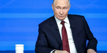 Rússia diz que Ucrânia tentou atacar casa de Putin com drones e promete revidar; Zelensky nega