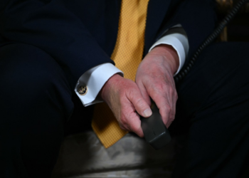 FOTOS: Trump aparece com as duas mãos manchadas após tentar esconder a direita com maquiagem